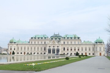 Naklejka premium Stunning landscape featuring breathtaking views of serene nature. Capture the beauty of majestic mountains, lush forests, tranquil lakes, and peaceful beaches. Perfect for any project looking to evoke