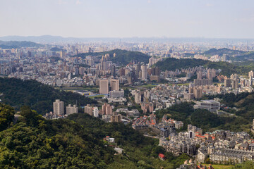 Obraz premium Wide panoramic view of Taipei city skyline and urban landscape nestled in lush green mountains of Taiwan