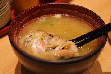 石川県の郷土料理 のどぐろ味噌汁 お椀に入った魚の頭が見える