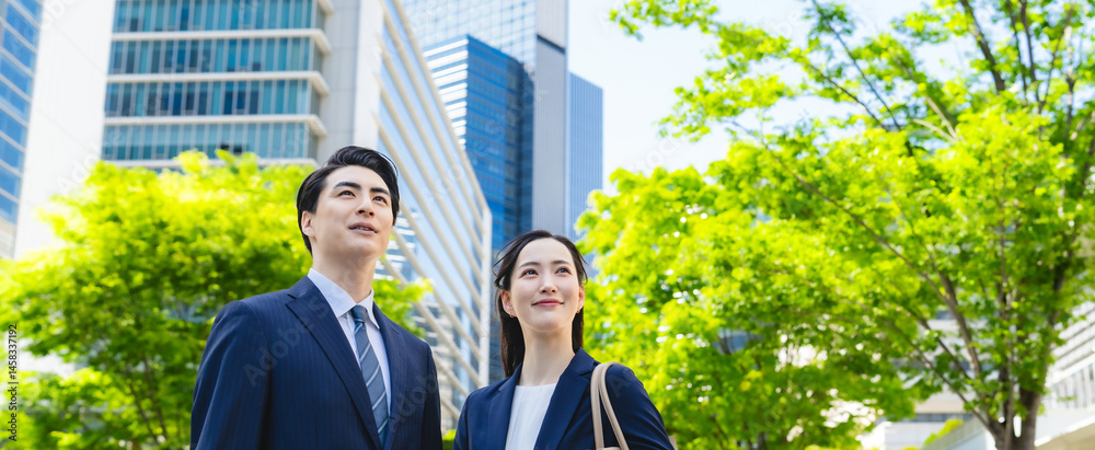 Poster ビジネス、見上げる、希望、目標、新緑、都市、ビジネスパーソン、チームワーク、パートナー、転職、企業、サポート、サクセス、挑戦、チャレンジ、仕事、人材、就職、スーツ、ビジネスマン、ビジネスウーマン、キャリア、春、ビル、都会、街、コピースペース、笑顔、ポジティブ、夢、成長、経営、スタートアップ、営業、会社員、サラリーマン、日本人、男性、女性、通勤、爽やか、青空、アドバイザー、コンサル、相棒、屋外、協力