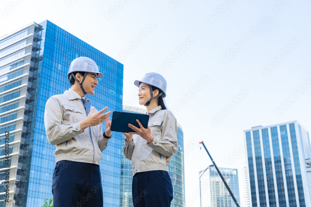 Poster 建設、工事、エンジニア、作業員、現場、ゼネコン、タブレット、dx、相談、会話、打ち合わせ、煽り構図、あおり視点、クレーン、高層ビル、設計、it、ビジネス、土木、デベロッパー、重機、建築、開発、仕事、計