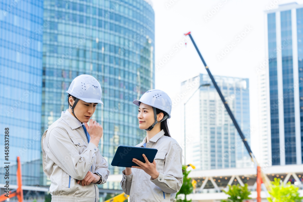 Aufkleber 建設、工事、現場、相談、設計、エンジニア、作業員、タブレット、dx、it、ビジネス、ゼネコン、土木、デベロッパー、クレーン、重機、建築、開発、仕事、計画、都市、都会、ビル、建物、打ち合わせ、会議、ミー