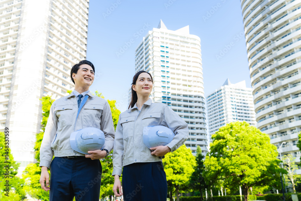 Aufkleber エンジニア、建設、作業員、ゼネコン、工事、ビル、ビルメン、メンテナンス、点検、安全、ヘルメット、男性、女性、日本人、仕事、転職、目標、挑戦、チャレンジ、見上げる、青空、建物、設計、工務店、業者、企業、人材、新緑、開発、都市、都会、タワマン、タワーマンション、不動産、住宅、技術者、防災、レジリエンス、レジデンス、検査、耐震、復興、ビジネス、デベロッパー、作業服、建築士、笑顔、現場、屋外、人物