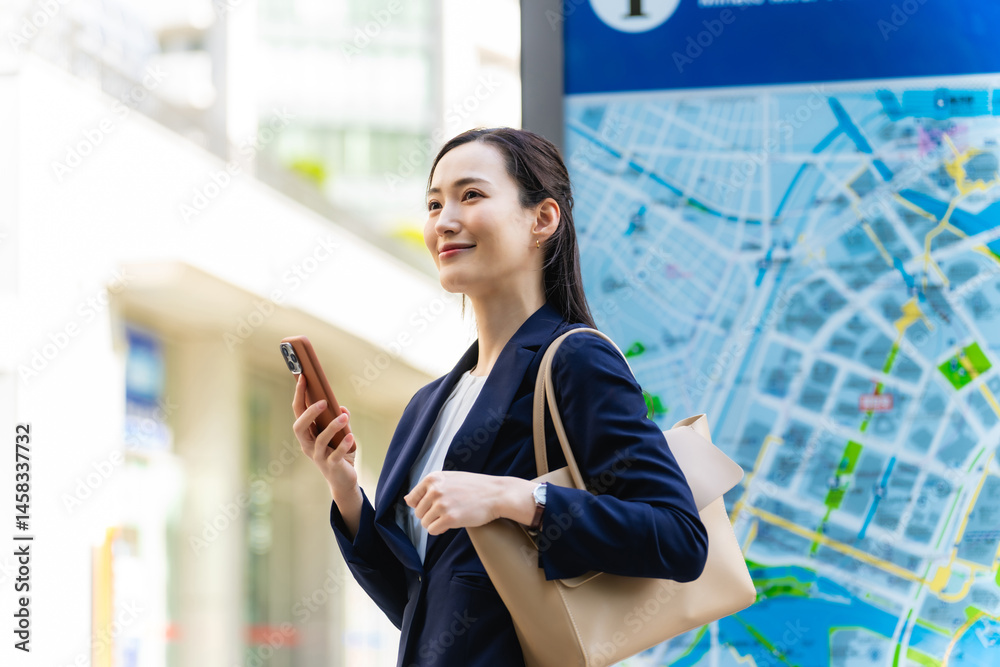 Aufkleber スマホ、地図、マップ、道案内、ガイド、旅行、観光、スマートフォン、アプリ、女性、ビジネスパーソン、ビジネスウーマン、屋外、駅前、街頭、看板、掲示板、サイネージ、SNS、検索、店舗、ショップ、観光客、訪問、アクセス、案内、仕事、GPS、位置情報、ナビゲーション、コピースペース、歩く、ショッピング、買い物、スーツ、街角、DX、モバイル、トレンド、口コミ、クチコミ、都会、街、都市、日本人、通勤、キャリア