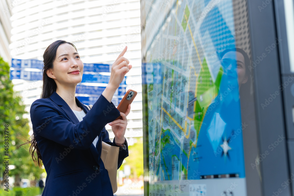 Aufkleber 地図、マップ、観光、スマホ、案内、ガイド、旅行、女性、インフォメーション、看板、道案内、ナビゲーション、ビジネス、ビジネスパーソン、キャリアウーマン、ビジネスウーマン、観光地、観光客、出張、場所、街、都市、都会、GPS、アプリ、情報、確認、チェック、掲示板、アクセス、ルート、検索、街角、駅前、周辺、街頭、日本人、訪問、交通、サイネージ、店舗、屋外、スマートフォン、笑顔、仕事、スーツ、探す、指さす、