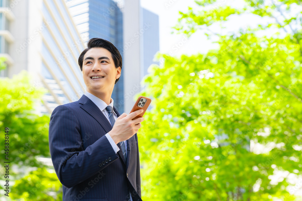 Poster スマホ、男性、ビジネスマン、ビジネスパーソン、新緑、都市、笑顔、アプリ、ビジネス、春、スーツ、仕事、メール、SNS、ソーシャルメディア、キャンペーン、スマートフォン、モバイル、IoT、DX、デジタルトランスフォーメーション、携帯電話、動画、検索、インターネット、オンライン、Web、データ、ユーザー、ニュース、転職、希望、挑戦、チャレンジ、ビル、企業、就職、通勤、歩く、GPS、地図、道案内、マップ、