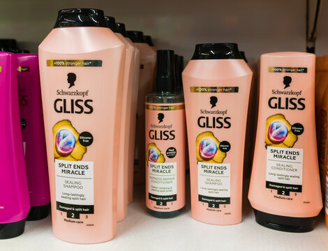 Schwarzkopf Gliss Split Ends Miracle shampoo and conditioner on a store shelf