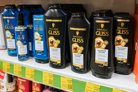Strength Shampoo and Conditioner Schwarzkopf Gliss Ultimate Repair Series on the store shelf