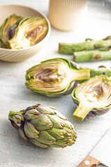 Obraz premium Ripe artichokes plant on kitchen table.