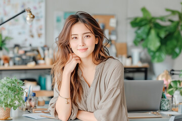 明るいオフィスで微笑む若い女性ビジネスウーマン