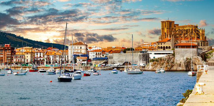 Pueblos costeros de Espa&ntilde;a. Castro Urdiales. Cantabria.
Pueblo pesquero y muelle. Paisaje marino pintoresco. Turismo en Espa&ntilde;a.