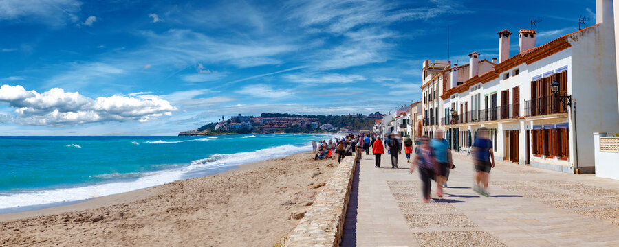 Un para&iacute;so costero en Altafulla, Espa&ntilde;a, con casas tradicionales, aguas cristalinas y playas de arena.