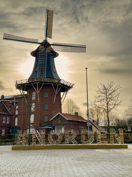 Eine Windm&uuml;hle im Stadtzentrum von Norden am Norder Tor
