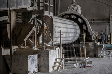 Industrial production of aerated concrete blocks, AAC blocks (Autoclaved aerated concrete), Fly ash or Grey Cement Fly Ash Bricks. An aggregate mixture is prepared in a cylindrical ball mill.