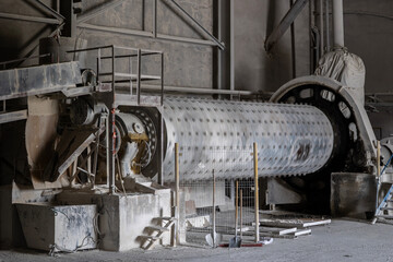 Industrial production of aerated concrete blocks, AAC blocks (Autoclaved aerated concrete), Fly ash or Grey Cement Fly Ash Bricks. An aggregate mixture is prepared in a cylindrical ball mill. © Sodel Vladyslav