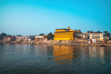 Obraz premium Historic Varanasi city with ancient temples and buildings along the Ganges river.