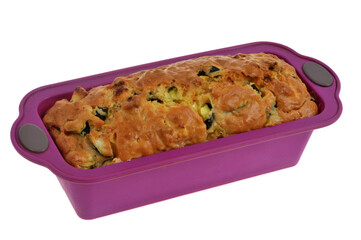 Cake salé fait maison dans un moule en silicone en gros plan sur fond blanc