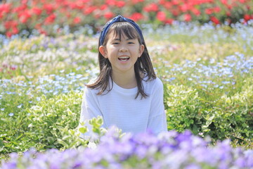 花畑の中の女子小学生 (10歳)