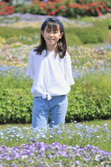 花畑の中の女子小学生 (10歳)