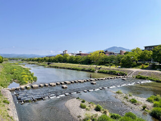 青空のもと鴨川から比叡山を望む景色