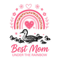 Best Mom unter dem Regenbogen Entenfamilie. Niedliches Design mit Entenmama und Küken unter einem bunten Regenbogen, verziert mit Herzen und Blumen. Perfekt für Muttertag.