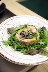 plato de tartar de quinoa y brotes germinados con gambas