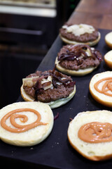 hamburguesas de carne con cebolla confitada roja sobre el pan brioche