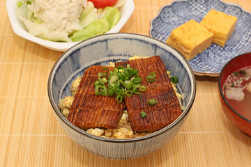 ウナギの蒲焼丼風