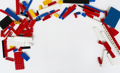Obraz premium Piezas de LEGO oficial con fondo blanco