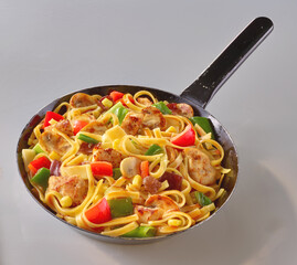 Bami Goreng mit Bandnudeln Gemuese und Huehnchen, Nudelpfanne, isoliert, asia, asiatisch, 