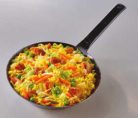 Nasi Goreng mit Huehnchen, Eisenpfanne, Reisgericht, asiatisch, 