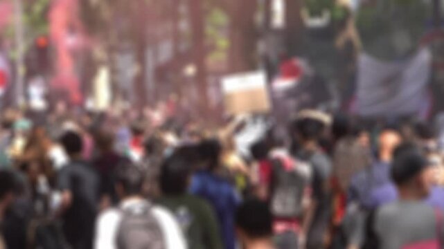 Vue floue sur des manifestants lors d'une manifestation &agrave; Paris