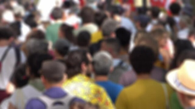 Vue floue sur des manifestants lors d'une manifestation du 1er mai &agrave; Paris