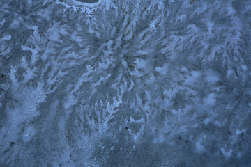 Traces blanches sur du carrelage gris en glace et flocons