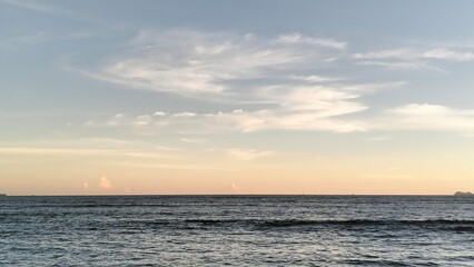 Naklejka premium Golden Hour at the Tropical Seashore