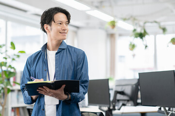 オフィスで仕事する若いビジネスマン
