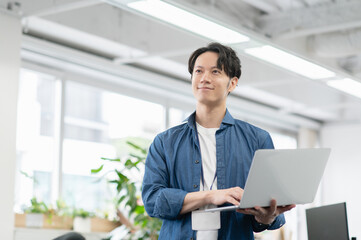 オフィスで仕事する若いビジネスマン
