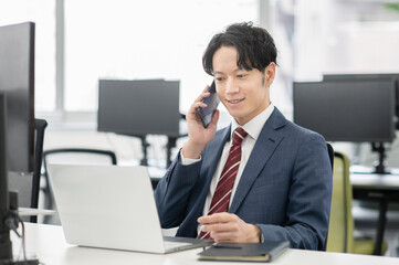 オフィスで仕事する若いビジネスマン