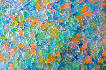 水中のカラフルなガラスストーン