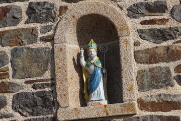 Statue de saint Gaud &agrave; la fontaine Saint-Gaud de Saint-Pair-sur-Mer, France, Manche.