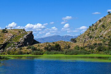 Lac dans un paysage rocheux dans le centre de la Namibie