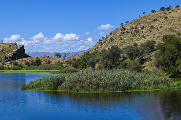Lac dans un paysage rocheux dans le centre de la Namibie