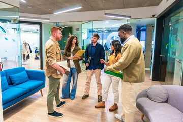 Naklejka premium Startup team discussing business strategy in modern office