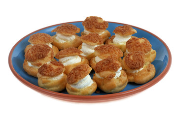 Choux à la crème dans un plat isolés sur fond blanc