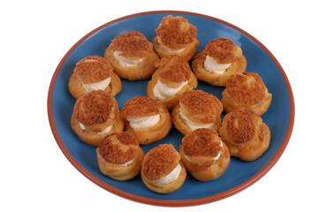 Choux à la crème dans un plat vus de dessus sur fond blanc