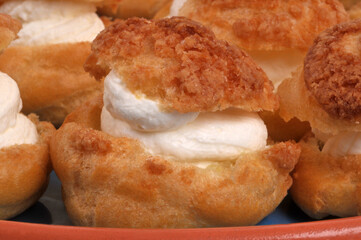 Choux à la crème faits maison en gros plan