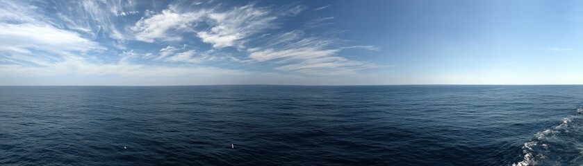 Obraz premium The vastness of the ocean stretches beyond the horizon