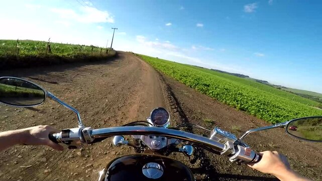 moto em estrada de terra 