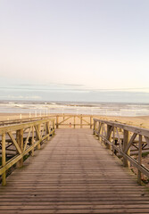 Obraz premium wooden walkway to the beach