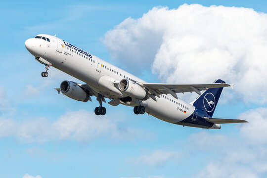 Avi&oacute;n de l&iacute;nea Airbus A321 de la aerol&iacute;nea alemana Lufthansa despegando en el aeropuerto de M&aacute;laga con matr&iacute;cula D-AIDC.